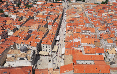 Više od 500 sportaša u Dubrovniku, Splitu i Zadru napravili gimnastičku špagu dugu 680 metara! Tin Srbić, Filip Ude i Robert Seligman oduševili prepuni Stradun