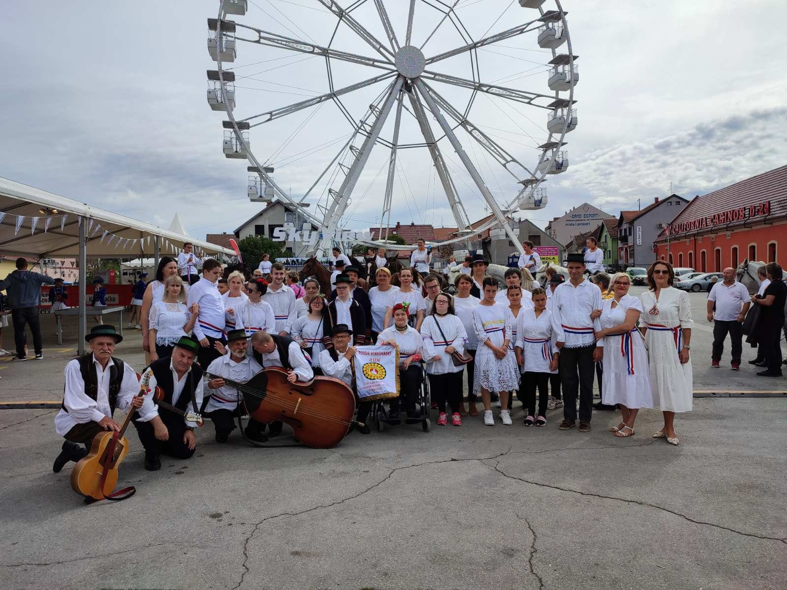 Mali ljudi velikog srca.Udruga osoba s invaliditetom “Zrno” na Vinkovačkim jesenima