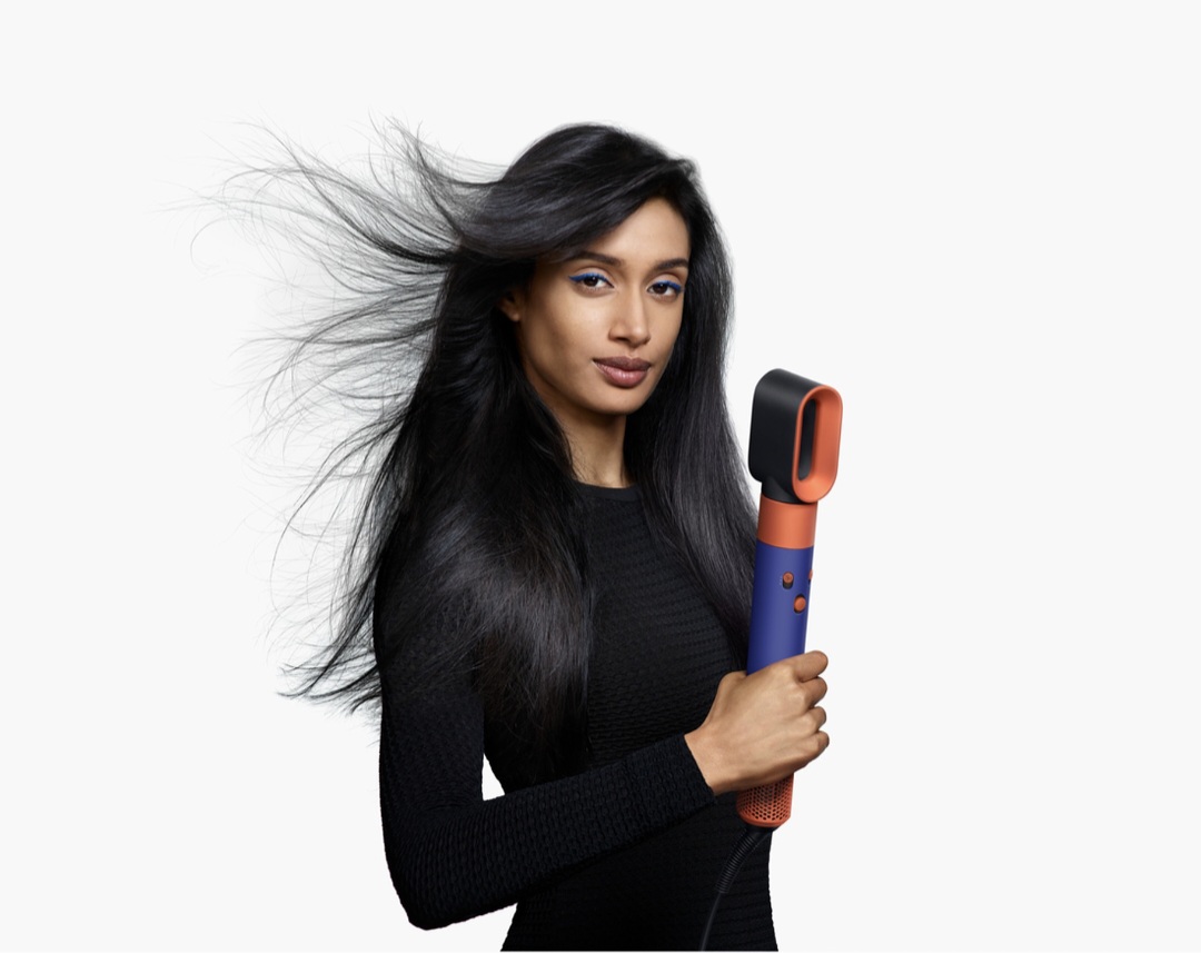 Prvi višenamjenski Dyson uređaj za oblikovanje kose  AirwrapT s BluethoothR tehnologijom