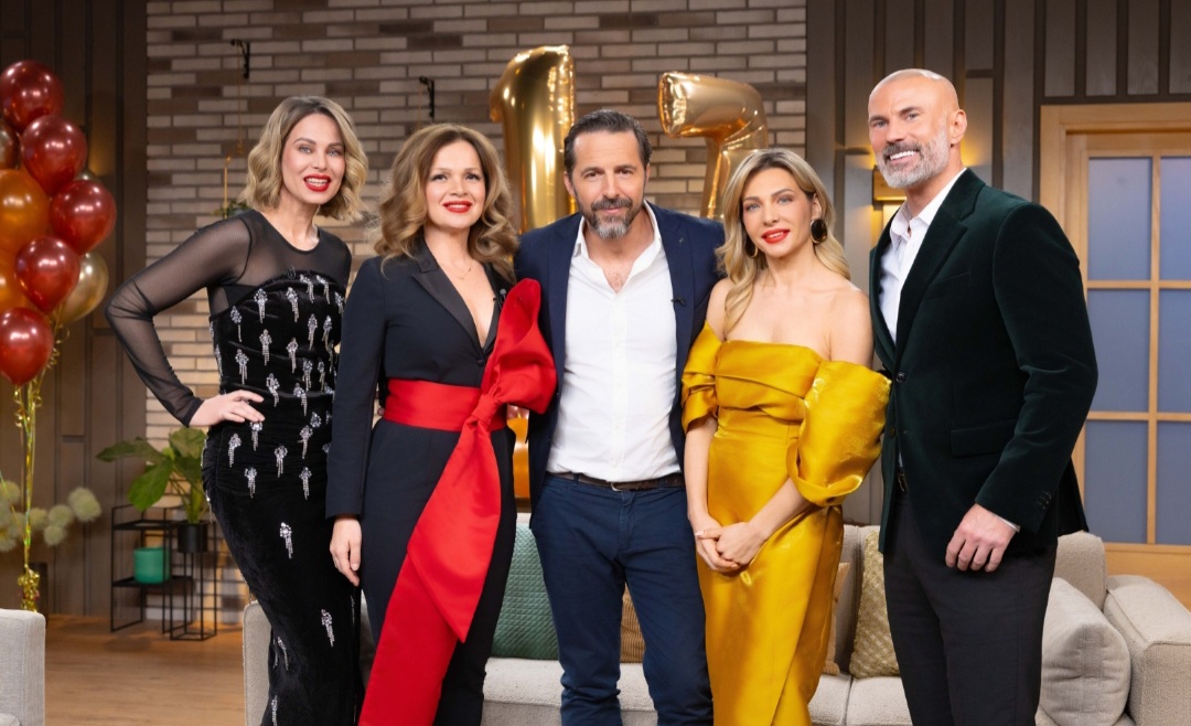 Nova TV_IN magazin – Indira, Jole, Filip Juričić i Sandra Bagarić gosti su rođendanskog specijala koji donosi i ekskluzivni intervju sa zvijezdom serije Emily in Paris!