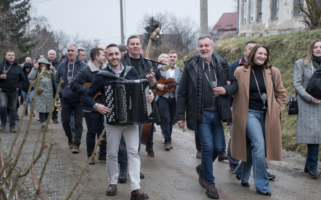 Miroslav Škoro blagoslovio vinograd i počastio cijelo selo pjesmom i trpezom