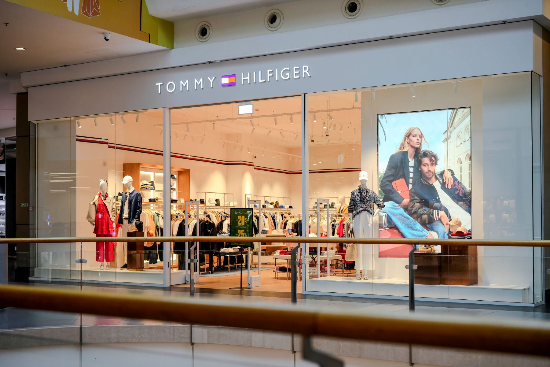 TOMMY HILFIGER U ARENA CENTRU DONOSI NOVE KOLEKCIJE KOJE DEFINIRAJU SEZONU: MODERAN PREPPY IZRIČAJ U OSVJEŽENOM IZDANJU