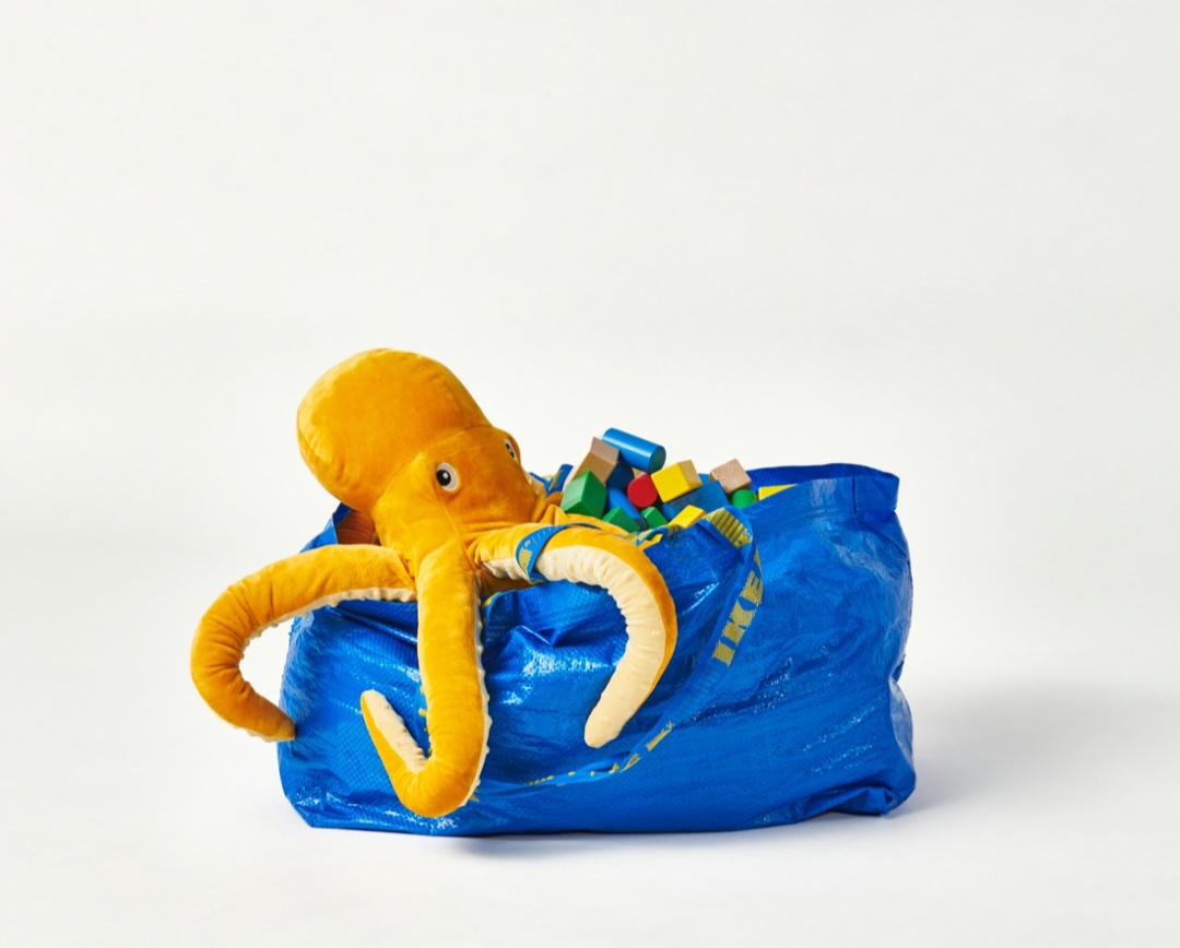 IKEA predstavlja novu verziju prepoznatljive FRAKTA torbe, izrađenu od najmanje 90 posto recikliranog materijala